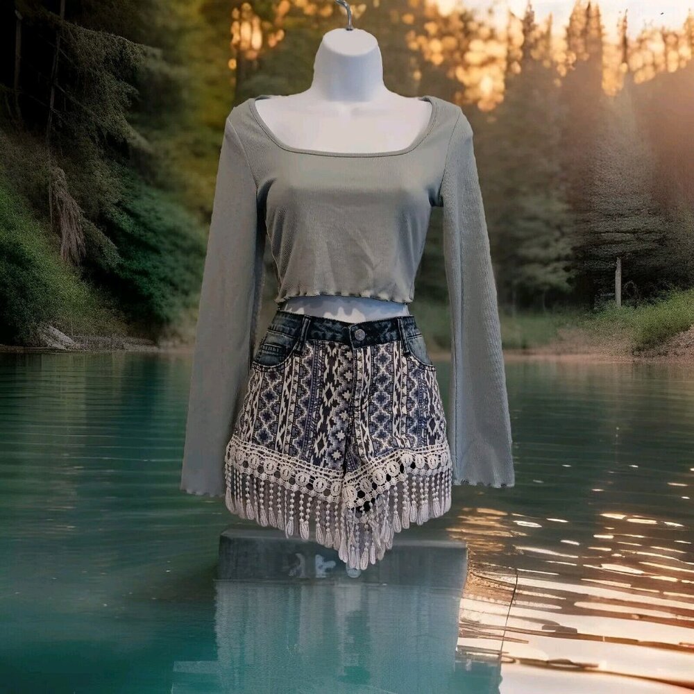 L.E.I. Ashley Low Rise Junior Size 9 Lace Fringe Shorts & Shein Medium Crop‎ Top